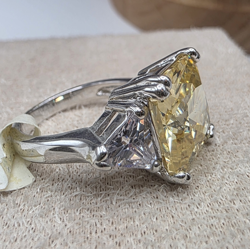 Elegant Silver and Yellow Gemstone Ring (800)
